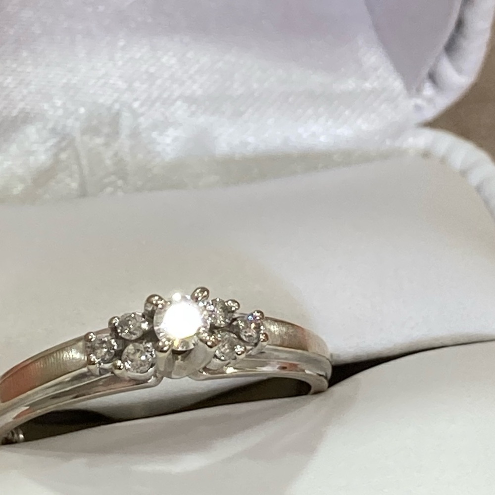 14k Elegant white gold  Diamond Ring - Picture 7 of 11